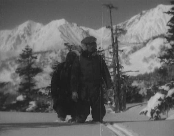 Кадр из фильма По ту сторону серебряного хребта / Ginrei no hate (1947)