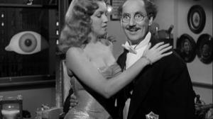 Кадры из фильма Счастливая любовь / Love Happy (1949)