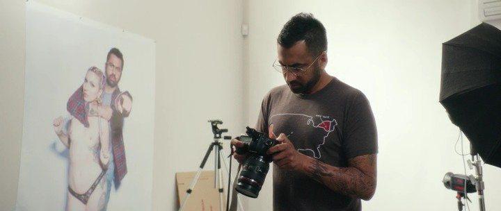 Кадр из фильма Девушка на фотографиях / The Girl in the Photographs (2015)