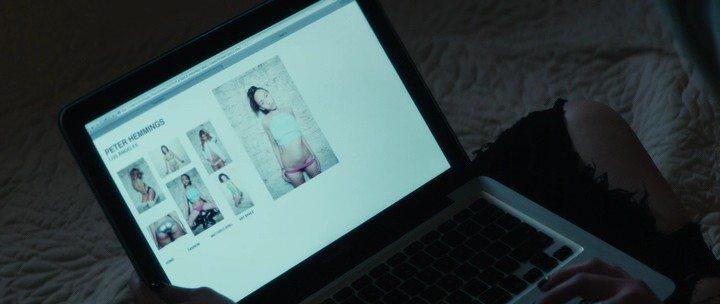 Кадр из фильма Девушка на фотографиях / The Girl in the Photographs (2015)