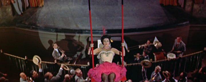 Кадр из фильма Девушка в розовом платье / The Girl in the Red Velvet Swing (1955)
