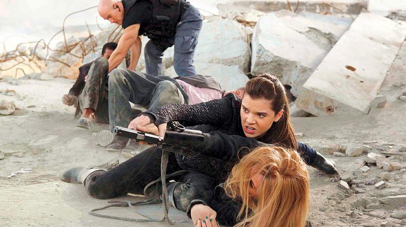 Кадр из фильма Особо опасна / Barely Lethal (2015)