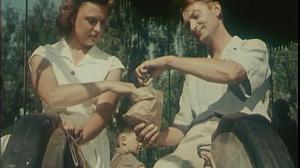 Кадры из фильма Она вас любит (1957)