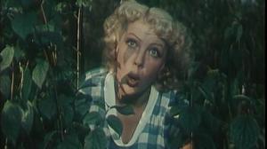 Кадры из фильма Она вас любит (1957)
