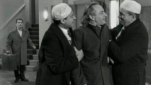 Кадры из фильма Совершенно некстати / Comme un cheveu sur la soupe (1957)
