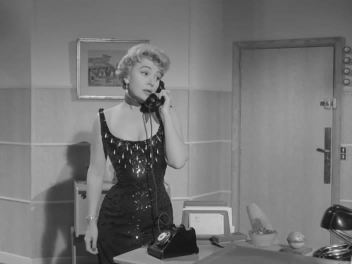 Кадр из фильма Когда вмешивается женщина / Quand la femme s'en mêle (1957)