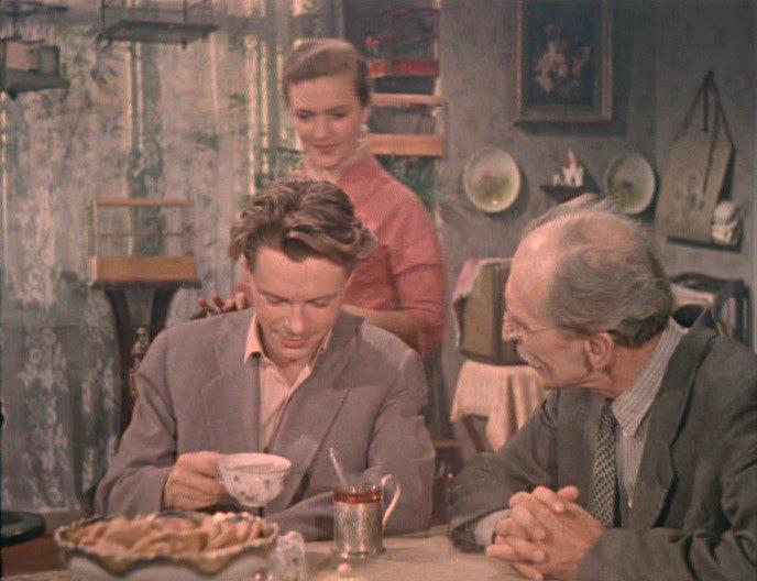 Кадр из фильма Улица полна неожиданностей (1958)