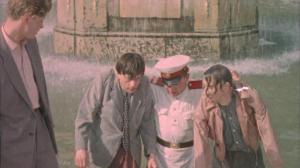 Кадры из фильма Улица полна неожиданностей (1958)