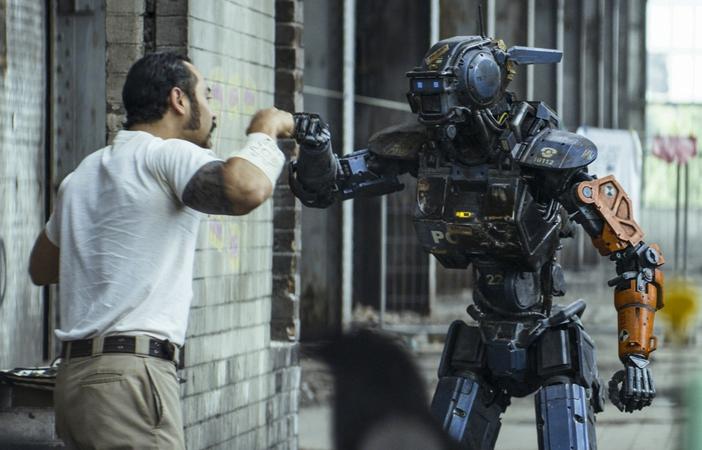 Кадр из фильма Робот по имени Чаппи / Chappie (2015)