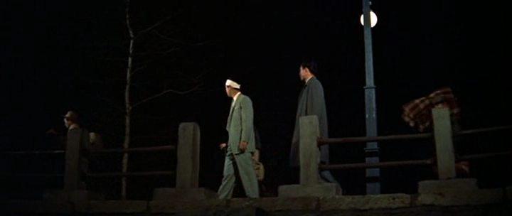 Кадр из фильма Красавица и водородный человек / Bijo to Ekitainingen (1958)