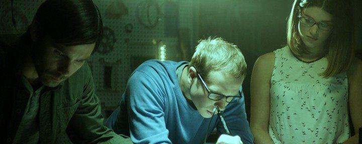 Кадр из фильма Неприятный / Uncanny (2015)