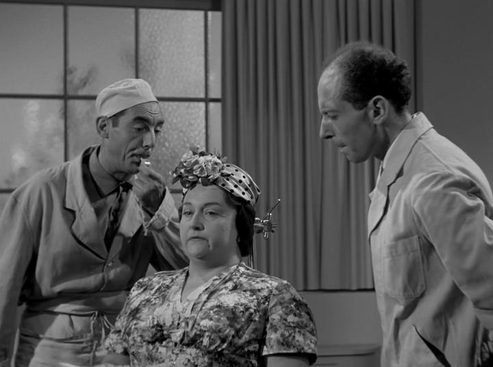 Кадр из фильма Некоторым нравится похолоднее / Certains l'aiment... froide (1960)