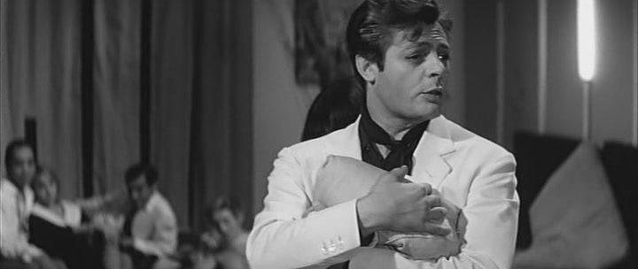 Кадр из фильма Сладкая жизнь / La dolce vita (1960)