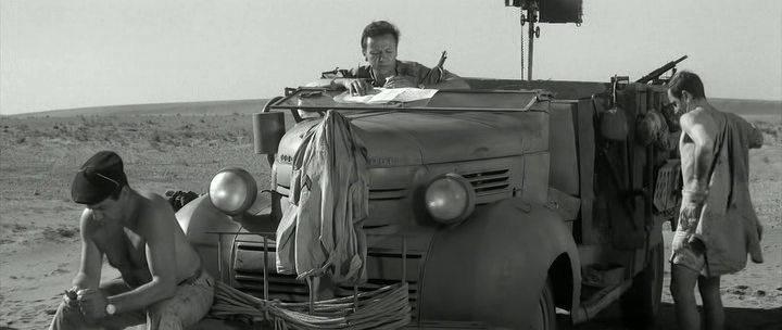 Кадр из фильма Такси до Тобрука / Un taxi pour Tobrouk (1960)