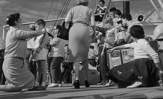 Кадр из фильма Никогда в воскресенье / Pote tin Kyriaki (1960)