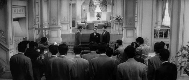 Кадр из фильма Плохие спят спокойно / Warui yatsu hodo yoku nemuru (1960)