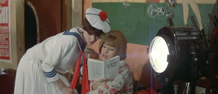 Кадр из фильма Женщина есть женщина / Une femme est une femme (1961)