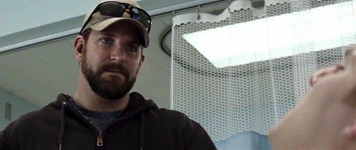 Кадр из фильма Снайпер / American Sniper (2014)