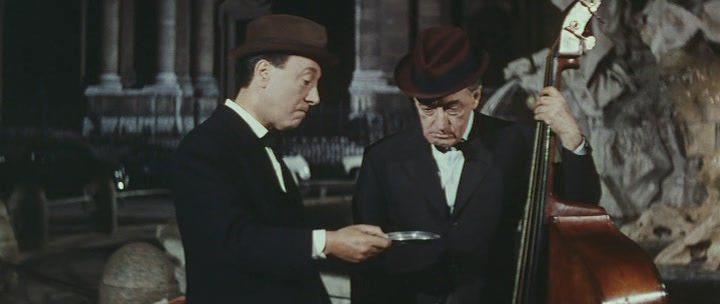 Кадр из фильма Тото в ночи / Totò di notte n. 1 (1962)