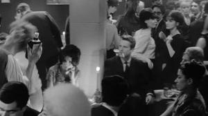 Кадры из фильма Пять миль до полуночи / Le couteau dans la plaie (1962)