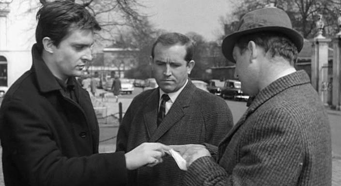 Кадр из фильма Девушка в газетных заголовках / Girl in the Headlines (1963)