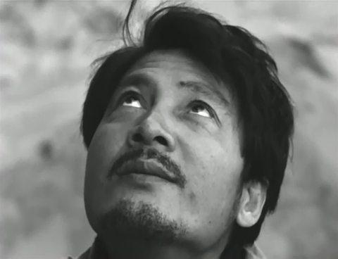 Кадр из фильма Женщина в песках / Suna no onna (1964)
