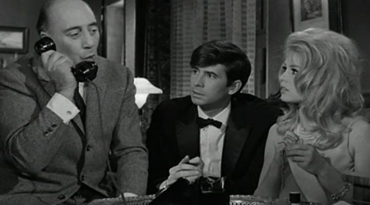 Кадр из фильма Очаровательная идиотка / Une ravissante idiote (1964)