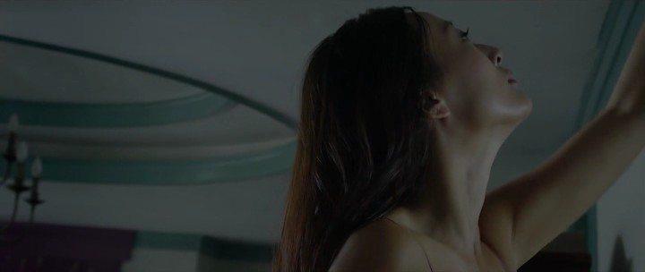 Кадр из фильма Она расчёсывается в полночь / Ye Ban Shu Tou (2014)