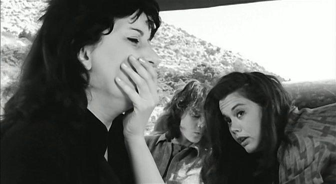 Кадр из фильма Они шли за солдатами / Le soldatesse (1965)