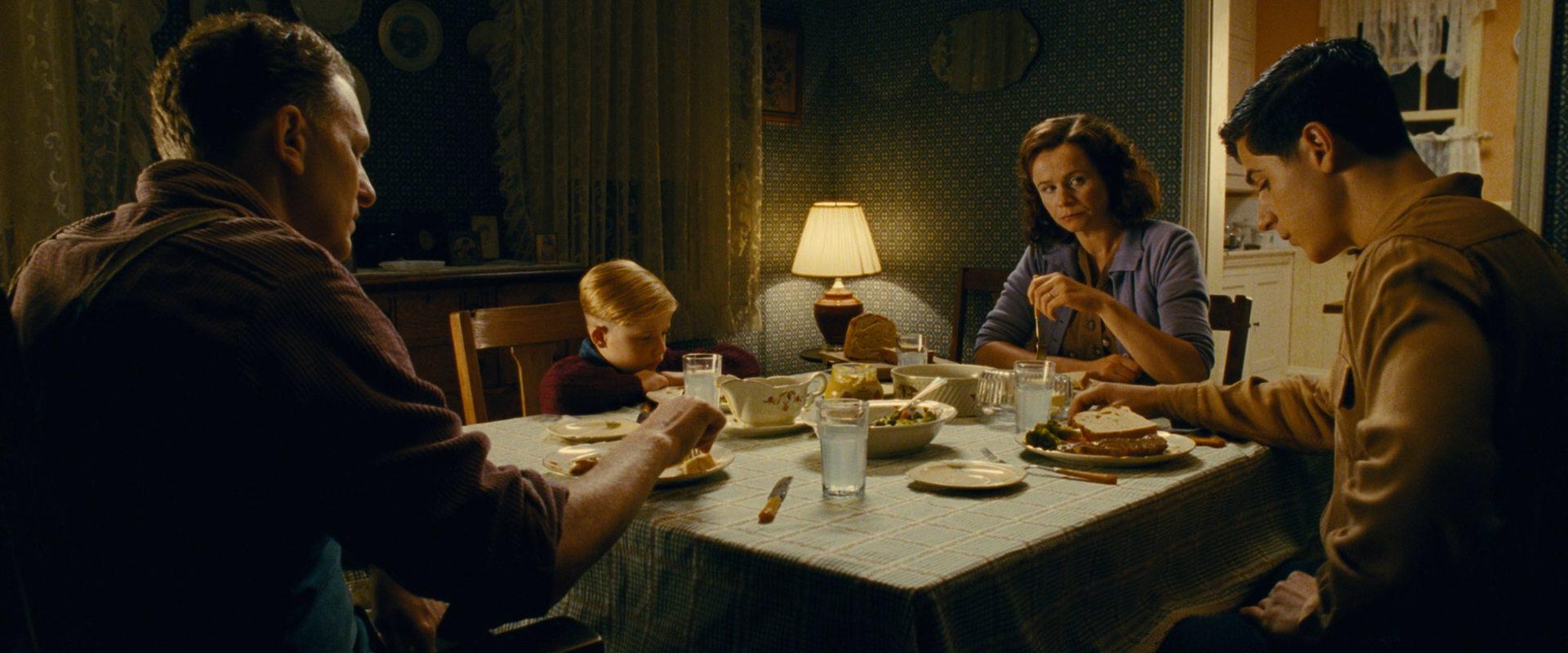 Кадр из фильма Малыш / Little Boy (2014)