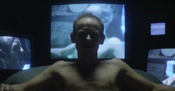 Кадр из фильма Зверство на голубом экране / Wild in Blue (2014)