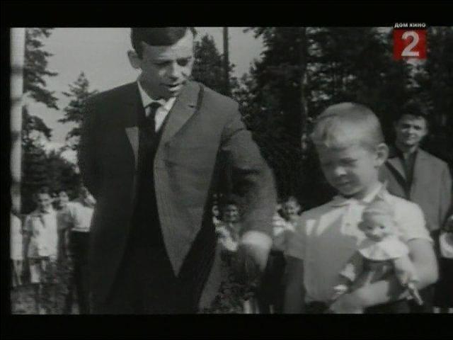 Кадр из фильма Мимо окон идут поезда (1966)