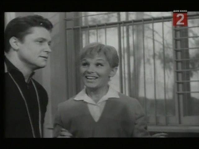 Кадр из фильма Мимо окон идут поезда (1966)