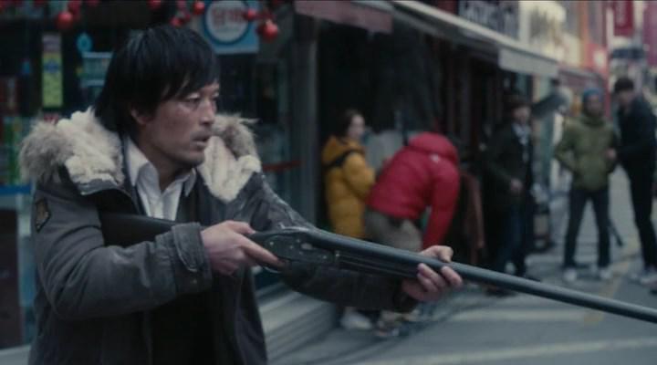 Кадр из фильма Сломленный / Banghwanghaneun Kalnal (2014)