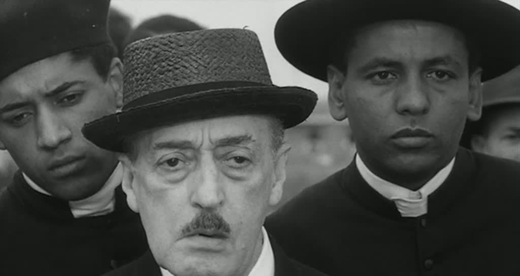 Кадр из фильма Птицы большие и малые / Uccellacci e uccellini (1966)