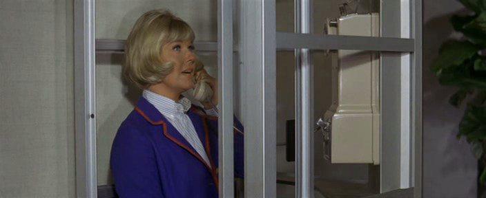 Кадр из фильма Лодка со стеклянным дном / The Glass Bottom Boat (1966)