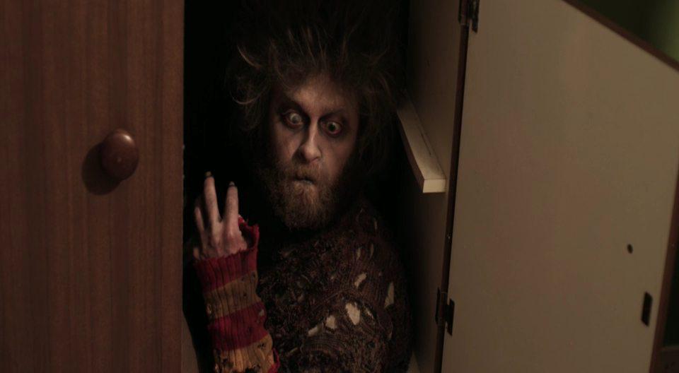 Кадр из фильма Привязанные к дому / Housebound (2014)