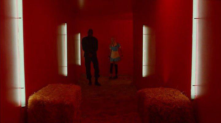 Кадр из фильма Гость / The Guest (2014)