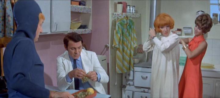 Кадр из фильма Маленький купальщик / Le Petit baigneur (1968)