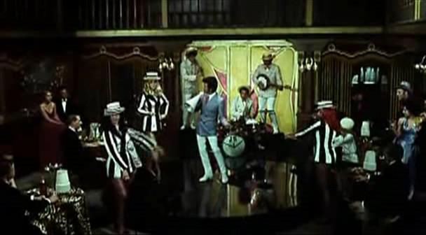 Кадр из фильма Женщины и берсальеры / Donne... botte e bersaglieri (1968)