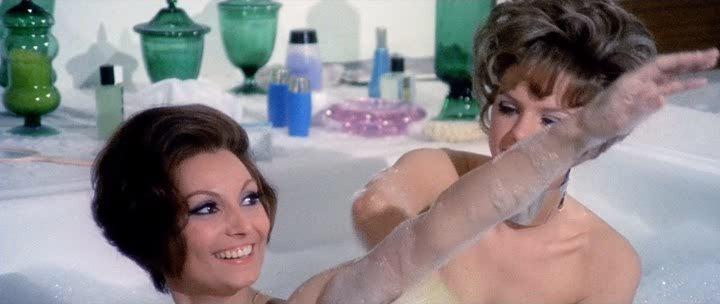Кадр из фильма Шах королеве / Scacco alla regina (1969)