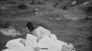 Кадры из фильма Ложе девы / Le lit de la vierge (1969)