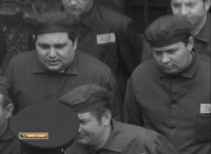 Кадр из фильма Преступник сидит на стадионе Уэмбли / Der Mörder sitzt im Wembley-Stadion (1970)