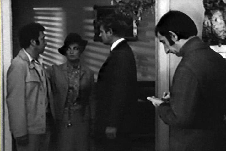 Кадр из фильма Подозреваются все / A gyilkos a házban van (1970)