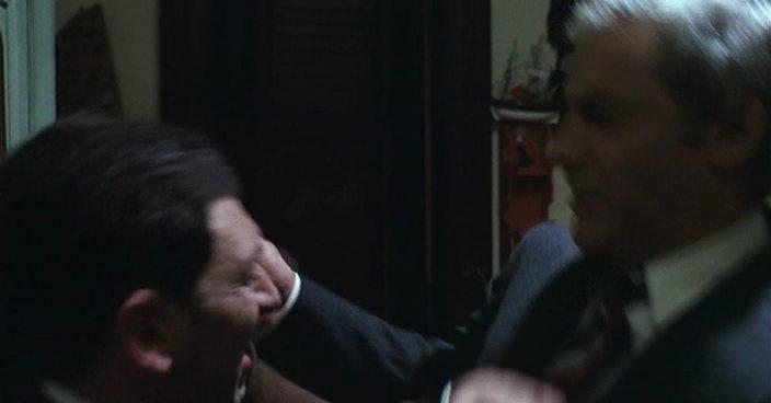 Кадр из фильма Помести чудовище на первую полосу / Sbatti il mostro in prima pagina (1972)