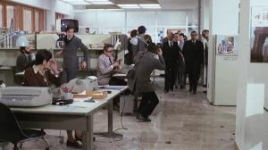 Кадры из фильма Помести чудовище на первую полосу / Sbatti il mostro in prima pagina (1972)