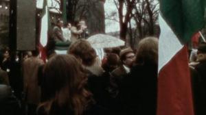 Кадры из фильма Помести чудовище на первую полосу / Sbatti il mostro in prima pagina (1972)