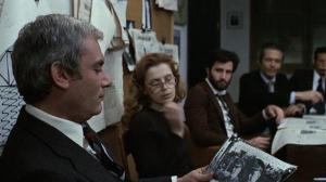 Кадры из фильма Помести чудовище на первую полосу / Sbatti il mostro in prima pagina (1972)