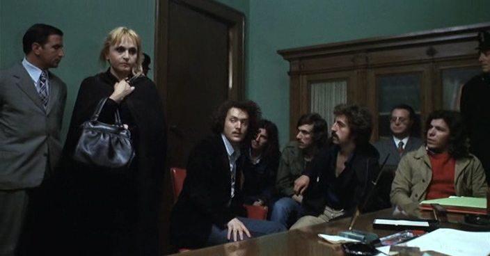 Кадр из фильма Помести чудовище на первую полосу / Sbatti il mostro in prima pagina (1972)