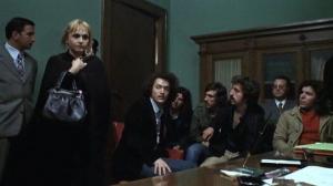 Кадры из фильма Помести чудовище на первую полосу / Sbatti il mostro in prima pagina (1972)